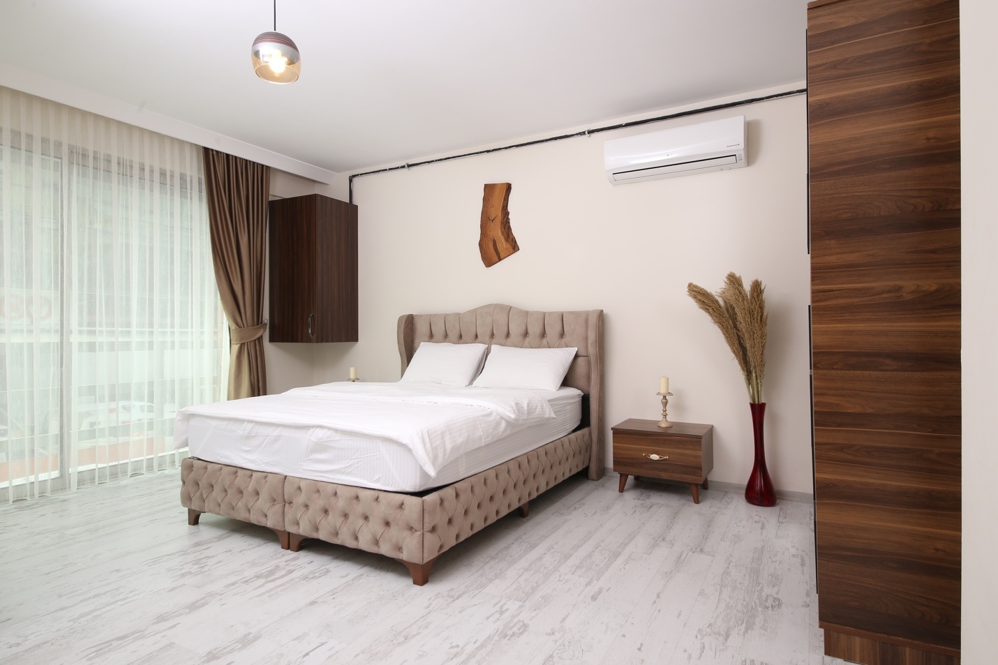 bedroom,bed,pillows